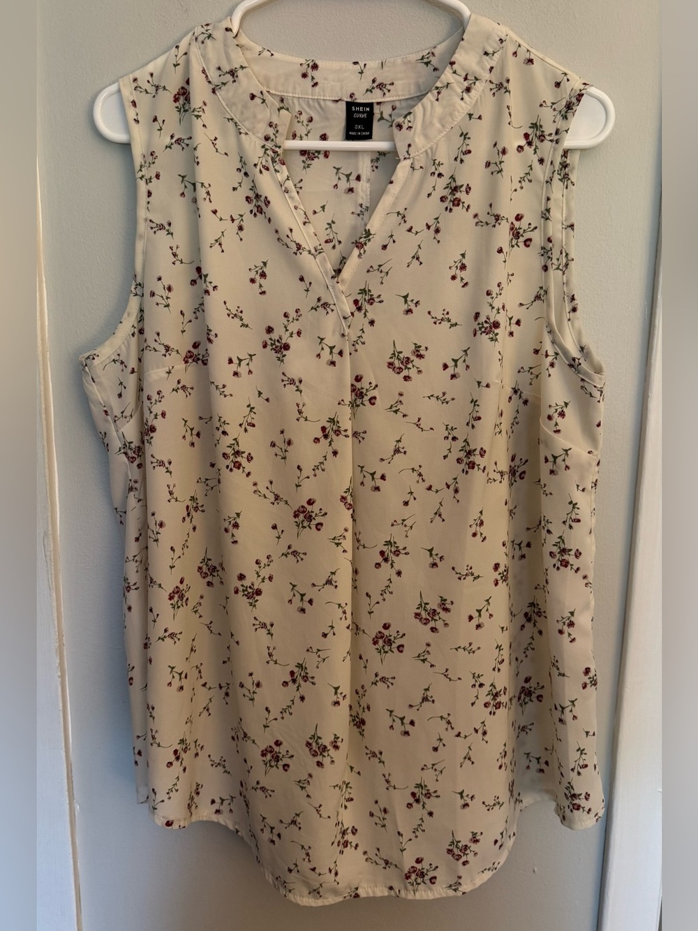 SHEIN Curve 0XL Ivory Floral Sleeveless Split Neck Blouse Top